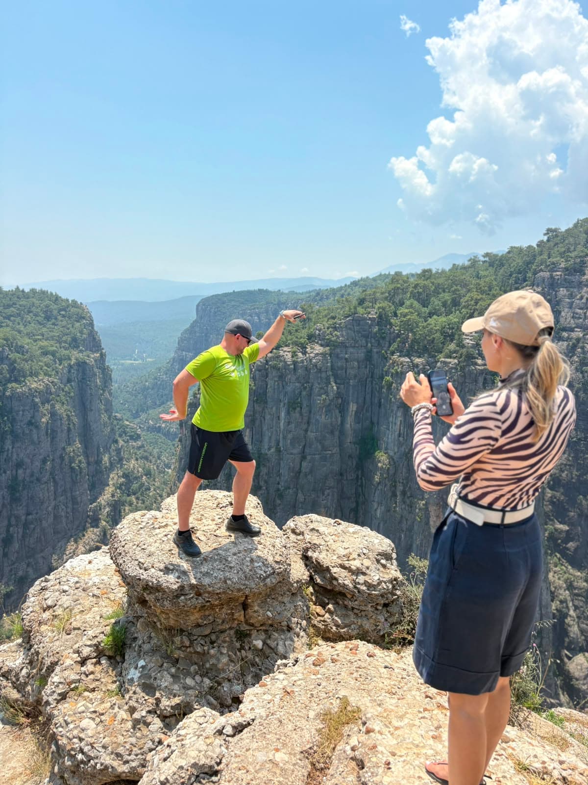 Tazı Kanyonu kayalıklarında ziyaretçiler manzara eşliğinde fotoğraf çekiniyor