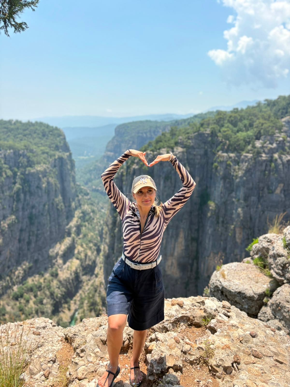 Tazı Kanyonu seyir noktasında, arkada derin kanyon manzarası