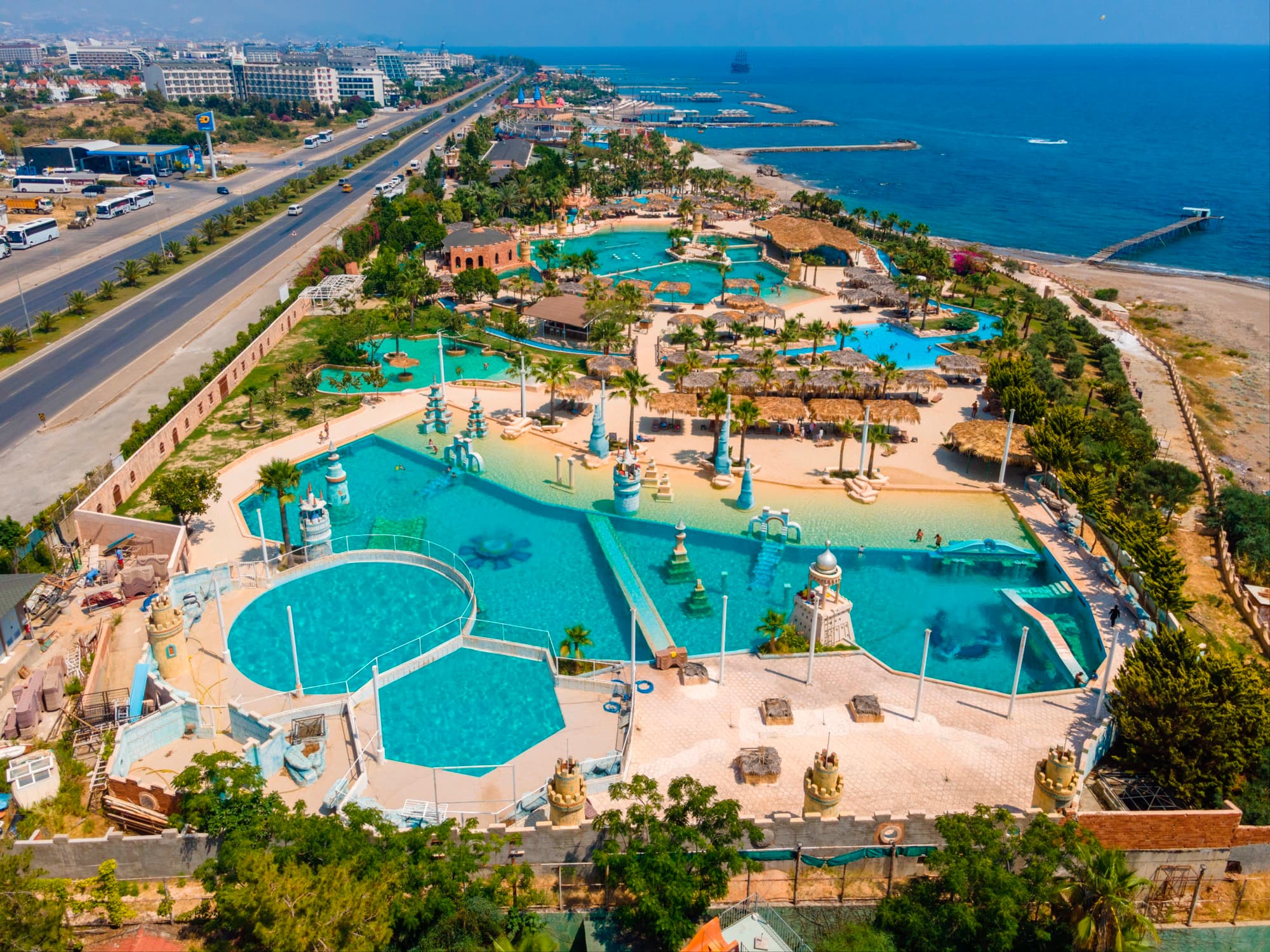 Deniz kıyısındaki bir su parkının havadan görünümü