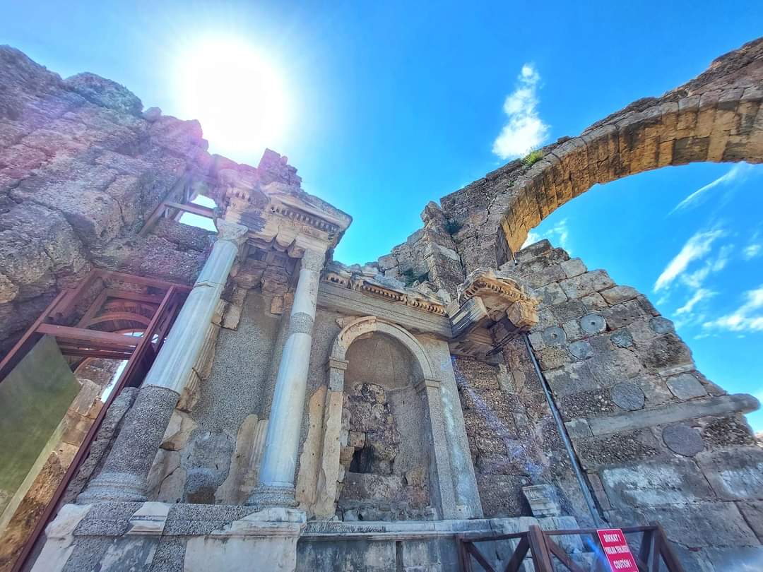 Side antik kentinde ayakta kalan sütunlu bir yapının kemeri ve süslemeli başlıkları aşağıdan görülüyor